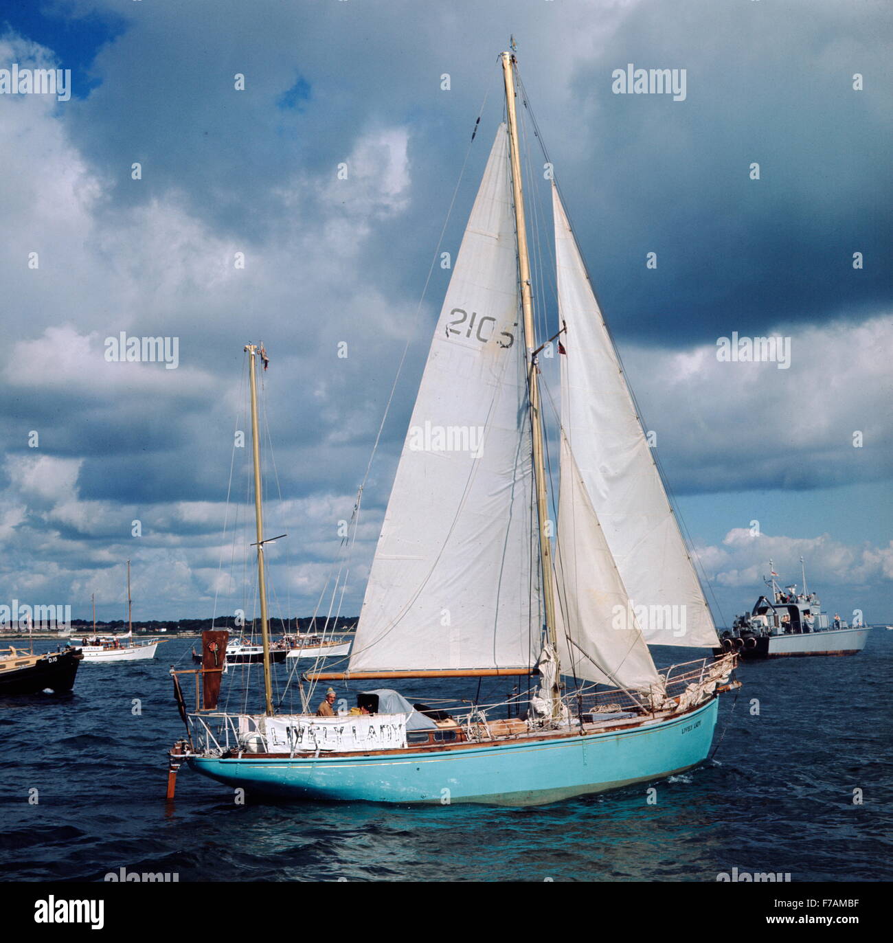 AJAXNETPHOTO. 4 juillet, 1968. SOUTHSEA, l'Angleterre. - Retours - Épicerie à ALEC ROSE À LA BARRE DE SON KETCH DE 36 PIEDS DAME ANIMÉE COMME ELLE EST RETOURNÉE À PORTSMOUTH À LA FIN DE SON TOUR DU MONDE en solitaire. Les Jardiniers DE LA VILLE DE SOUTHSEA LE 16 JUILLET 1967. Sa A ÉTÉ LE SEUL À MOINS DE 40 PIEDS D'AVOIR FAIT LE TOUR DU MONDE AVEC DEUX ARRÊTS OU MOINS ET LA DEUXIÈME LOCATION DE N'IMPORTE QUELLE TAILLE D'AVOIR TERMINÉ LES 28 000 KM VOYAGE. ROSE ÉTAIT AUSSI LE DEUXIÈME ÉPICERIE DE L'HISTOIRE À ÊTRE ÉLU MEMBRE DE LA ROYAL YACHT SQUADRON.(PREMIER ÉTAIT SIR THOMAS LIPTON). PHOTO:JONATHAN EASTLAND/AJAX REF:C684 Banque D'Images