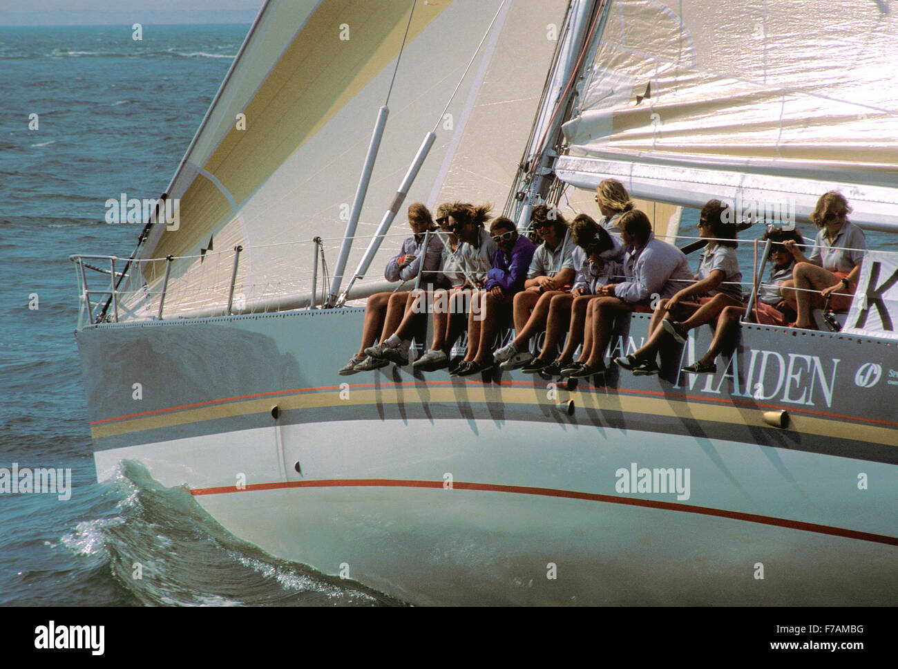 Nouvelles photos d'AJAX. 1989. SOLENT, en Angleterre. - WHITBREAD ROUND THE WORLD RACE START - LE YACHT MAIDEN, skippé par Tracy Edwards A ÉTÉ LA SEULE ENTRÉE AVEC UNE TOUTE JEUNE FILLE DE L'équipage. PHOTO:JONATHAN EASTLAND/AJAX REF:21411/1/2 Banque D'Images