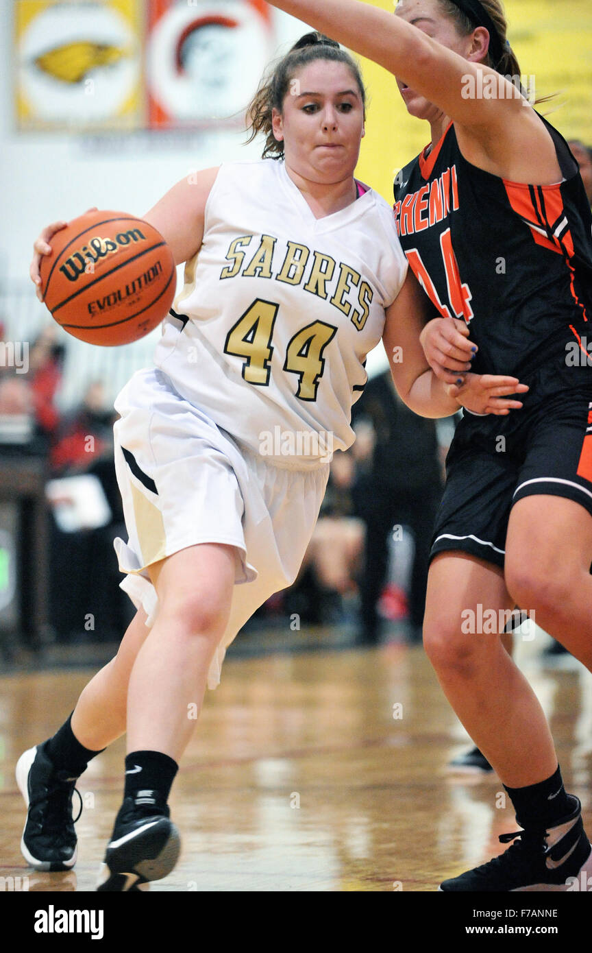 Une école de l'avant vers le panier des lecteurs et sur une opposition à l'avant au cours d'un jeu de tournoi. USA. Banque D'Images