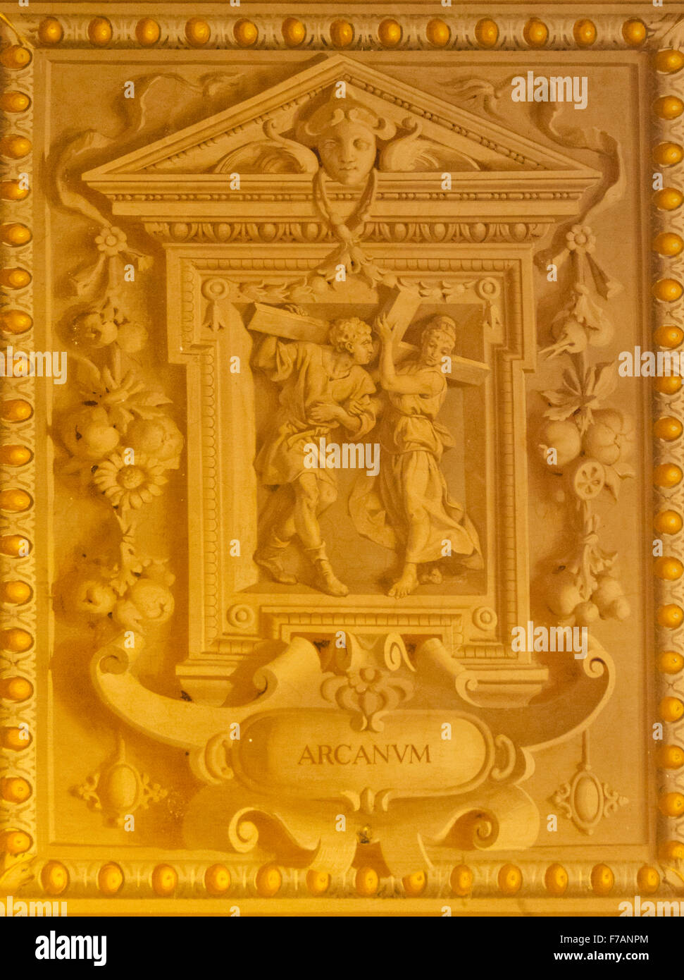 Ici, c'est une peinture sur le plafond dans les Musées du Vatican qui ressemble à du plâtre en 3 dimensions, mais est en fait une peinture. Banque D'Images