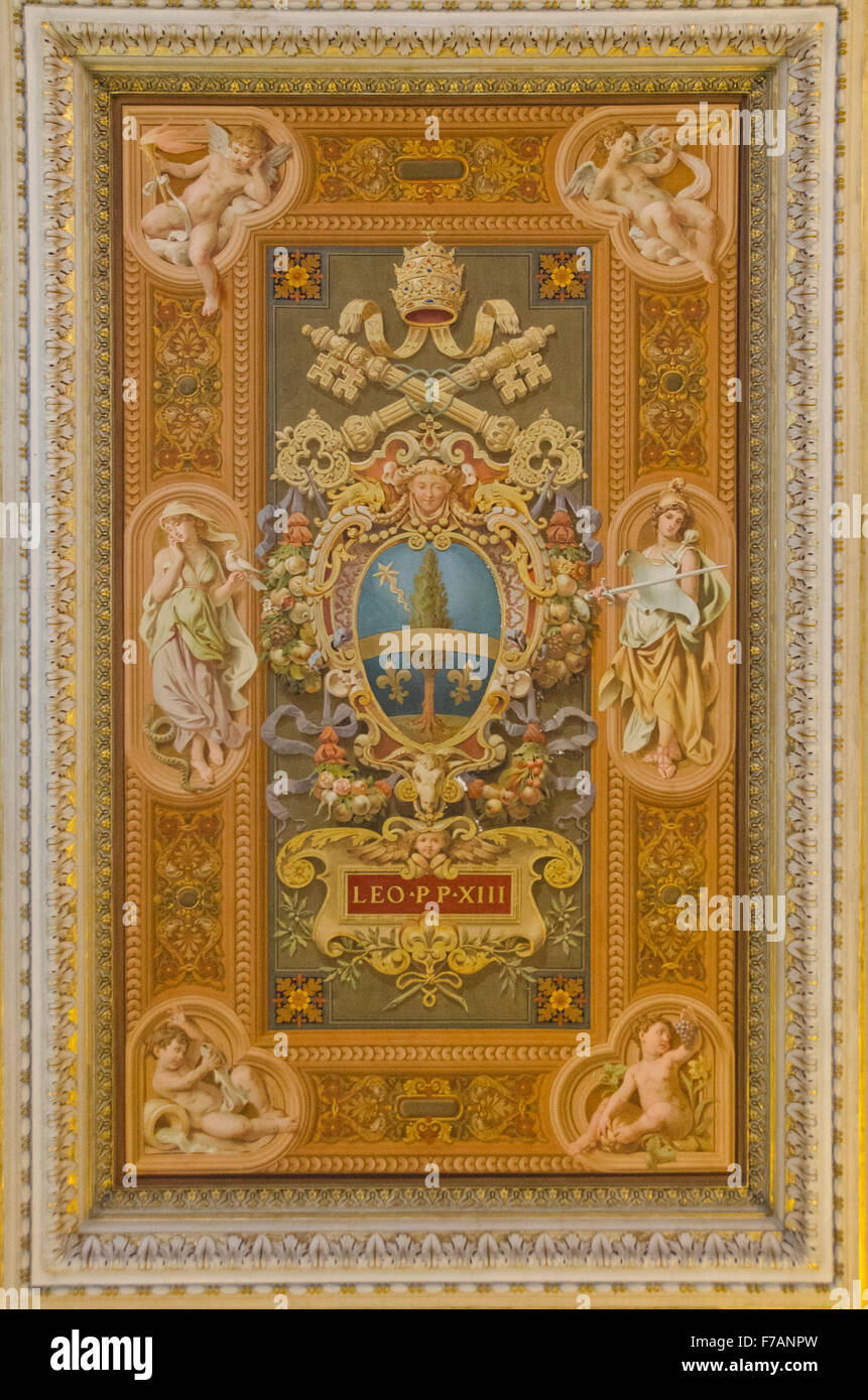 L'on voit ici est un plafond orné du Pape Léon XIII dans les Musées du Vatican. Banque D'Images