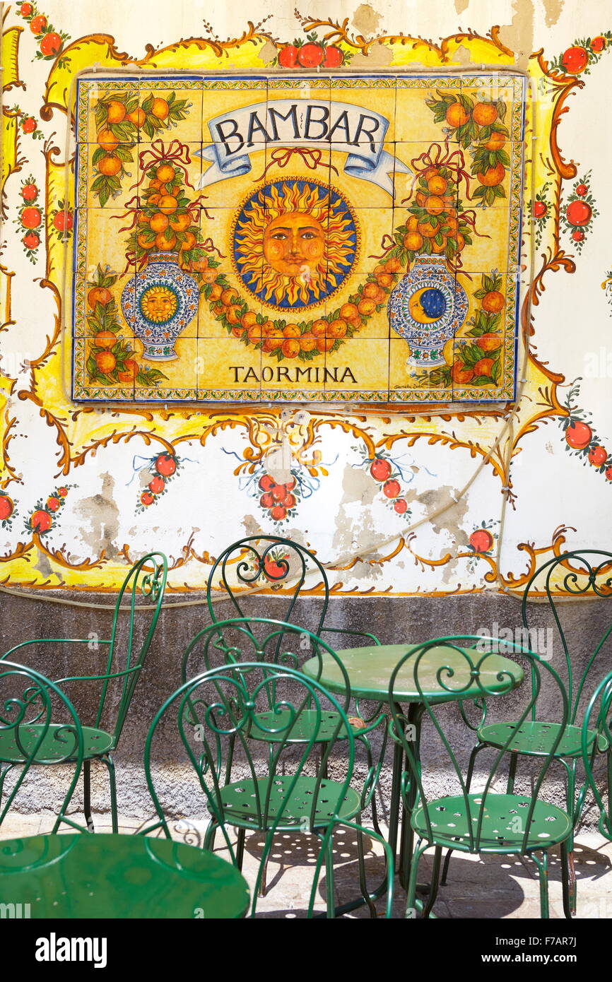 Bar art décoration, vieille ville de Taormina, Sicile, Italie Banque D'Images