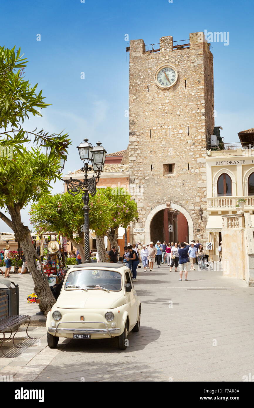 Fiat 500 voiture et tour de l'horloge en arrière-plan, la Piazza IX Aprile, Taormina, Sicile, Italie Banque D'Images