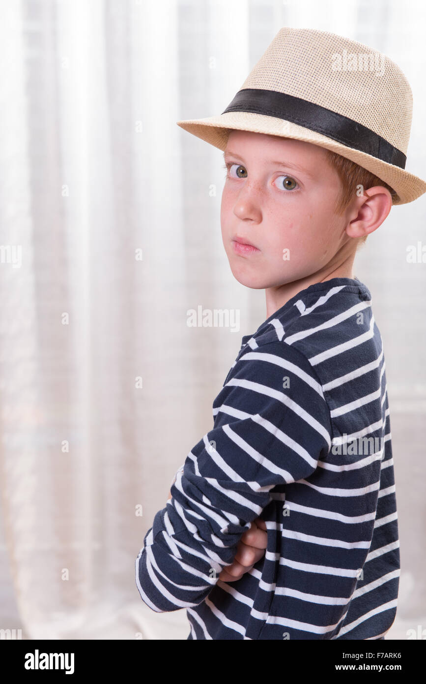 Jeune garçon avec chapeau à la colère dans l'appareil photo Banque D'Images