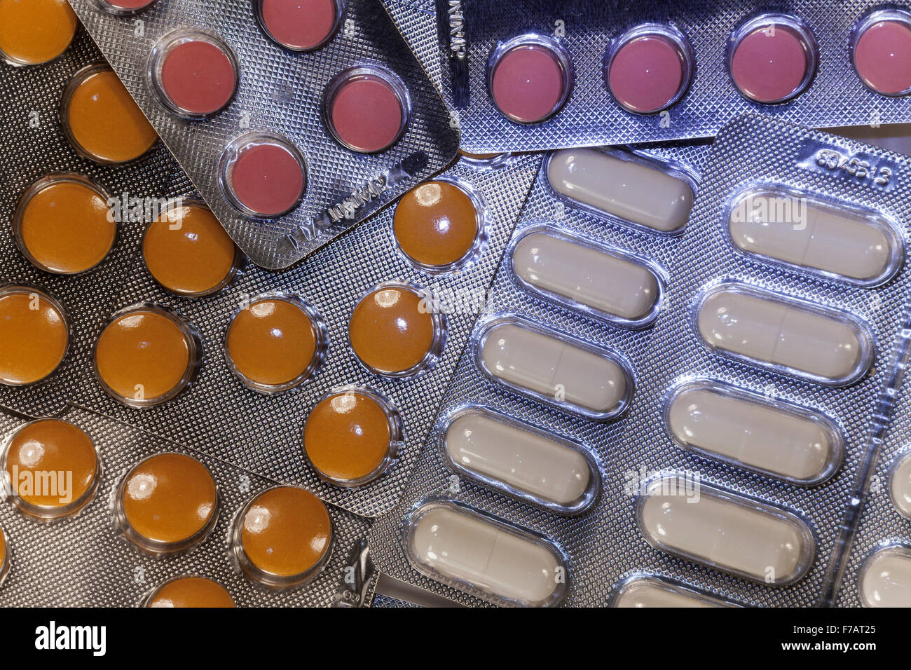 De nombreux médicaments et de pilules colorées ci-dessus. Banque D'Images