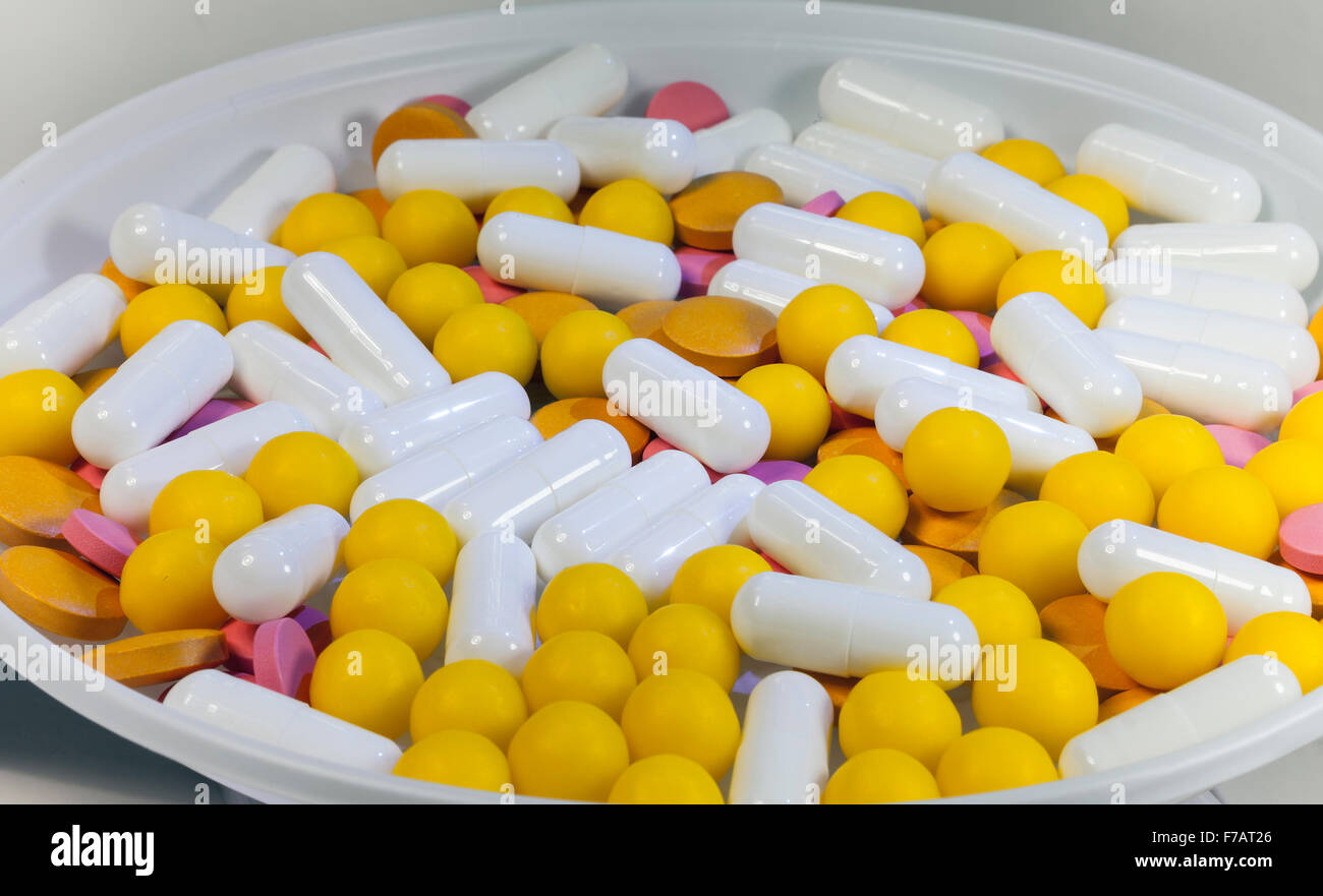 De nombreux médicaments et de pilules colorées ci-dessus. Banque D'Images