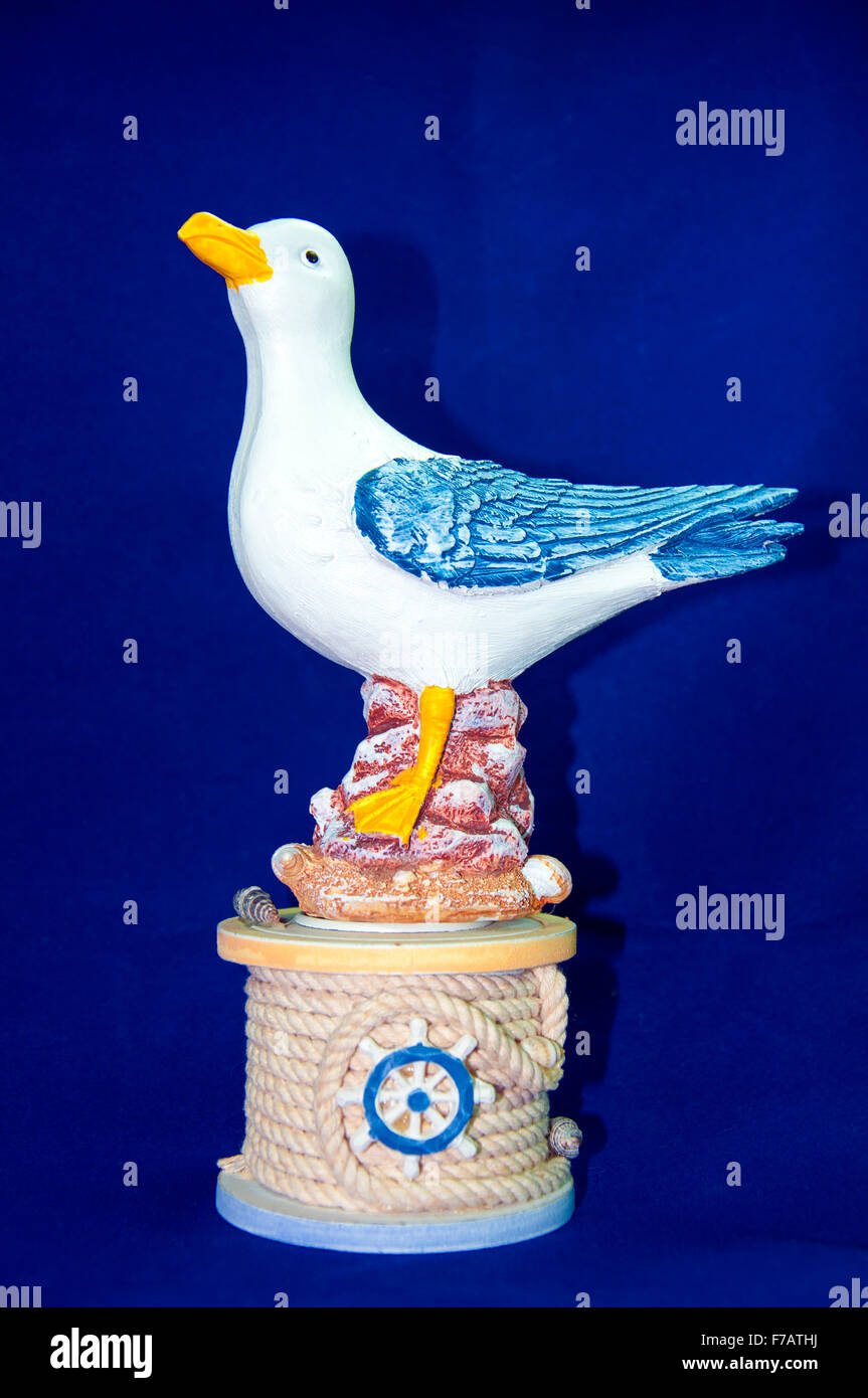 Babiole seagull isolé sur le fond bleu Banque D'Images