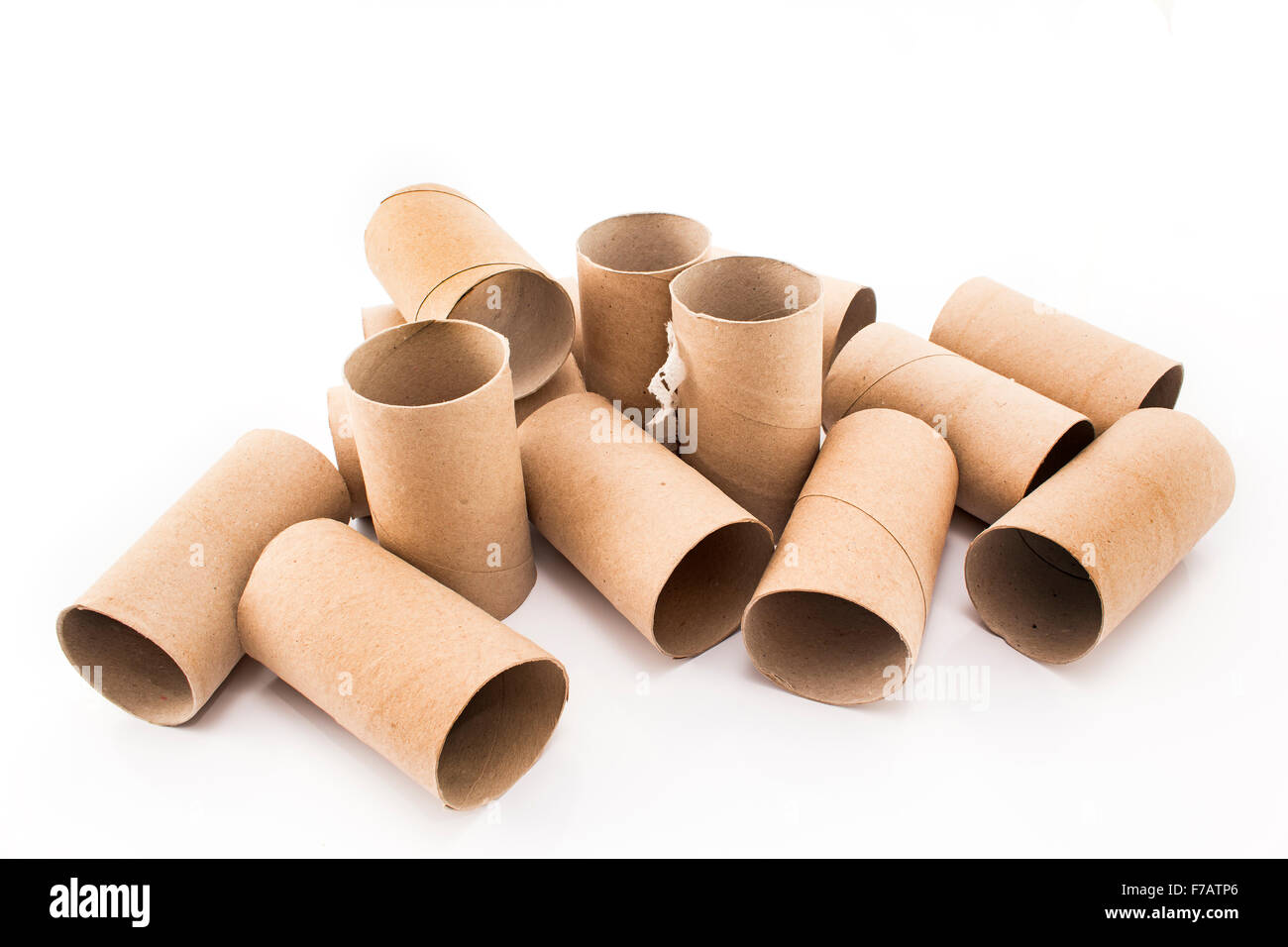 Des rouleaux de papier de toilette vide isolé sur blanc. Banque D'Images