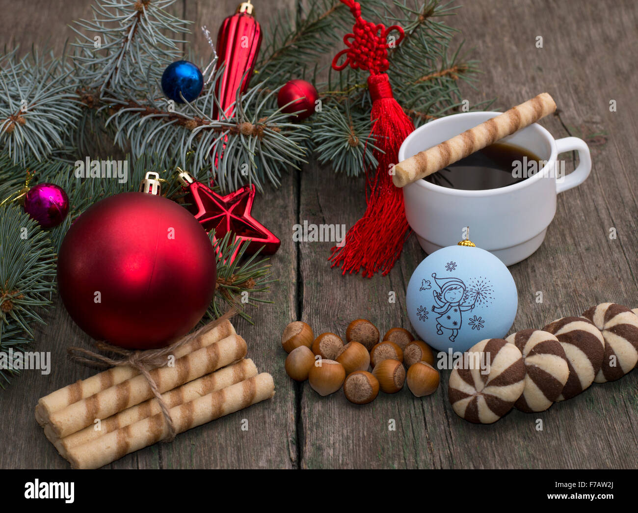 La direction générale de conifères avec des décorations de Noël, café, pâtisseries et nucules Banque D'Images