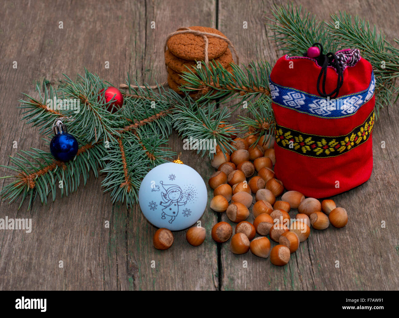 La direction générale de conifères avec des décorations de Noël, un sac cadeau rouge et nucule Banque D'Images