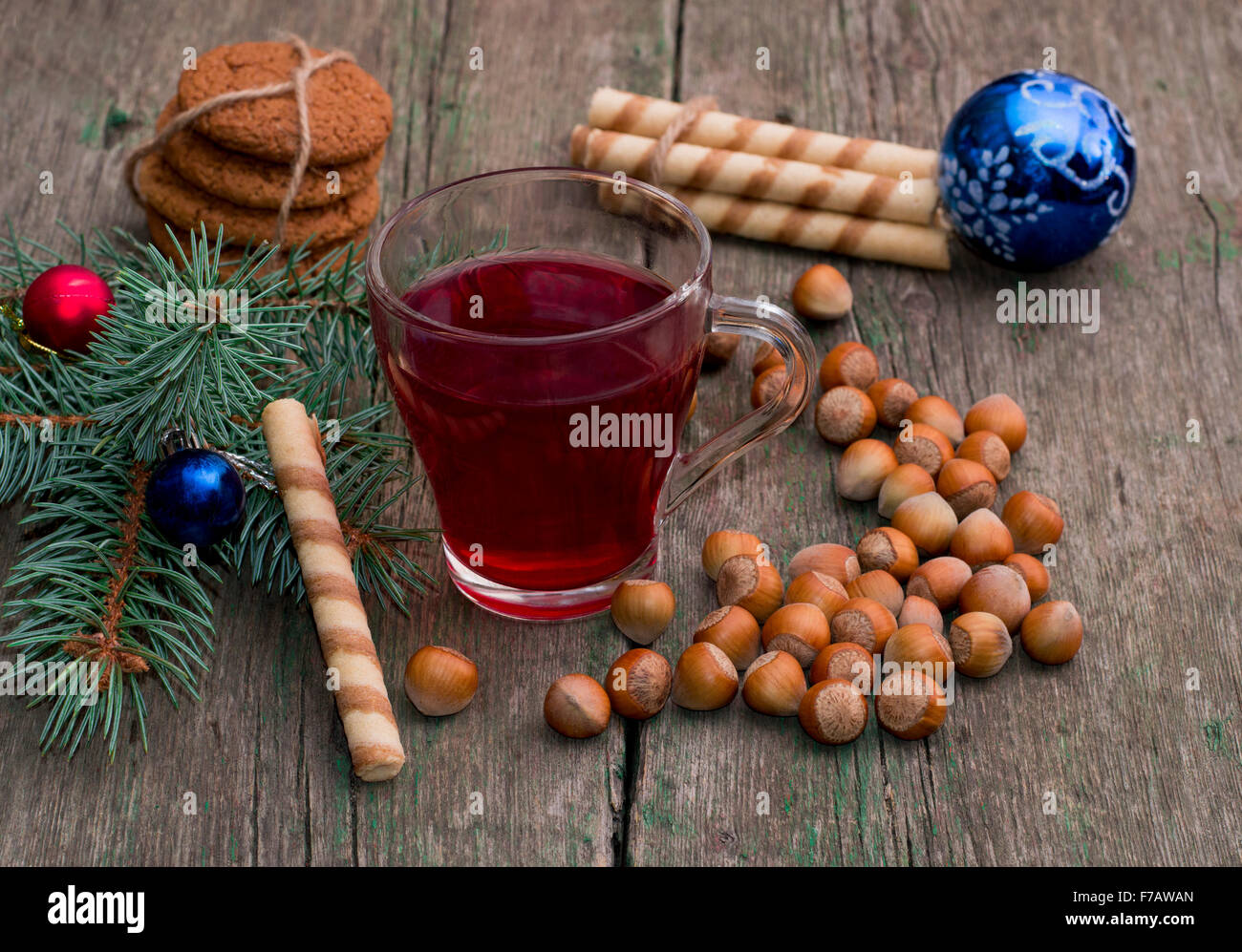 La direction générale de conifères avec des décorations de Noël, du thé, des bonbons et nucule Banque D'Images