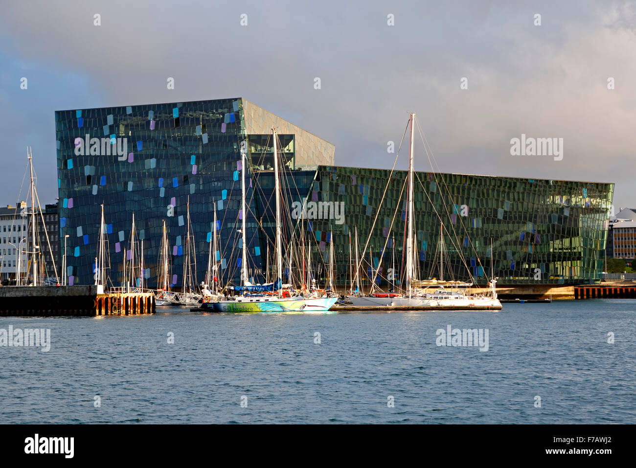 Harpa Concert Hall et centre de conférences et des voiliers, Reykjavik, Islande Banque D'Images