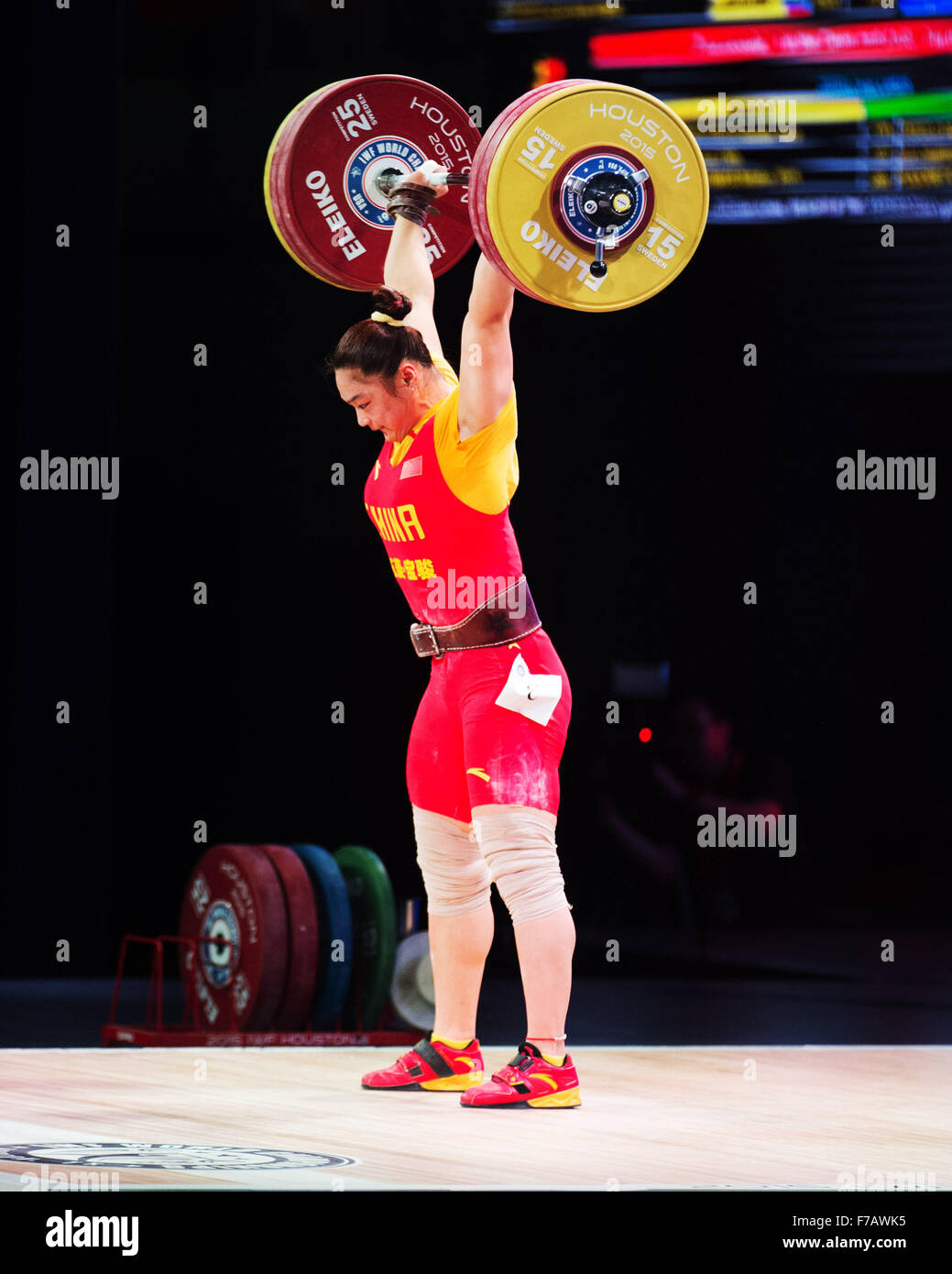 Houston, Texas, USA. 26 novembre 2015 : Kang Yue gagne l'arraché et l'ensemble de médaille d'or dans la Women's 75kg aux Championnats du monde d'haltérophilie à l'à Houston, Texas. Credit : Brent Clark/Alamy Live News Banque D'Images