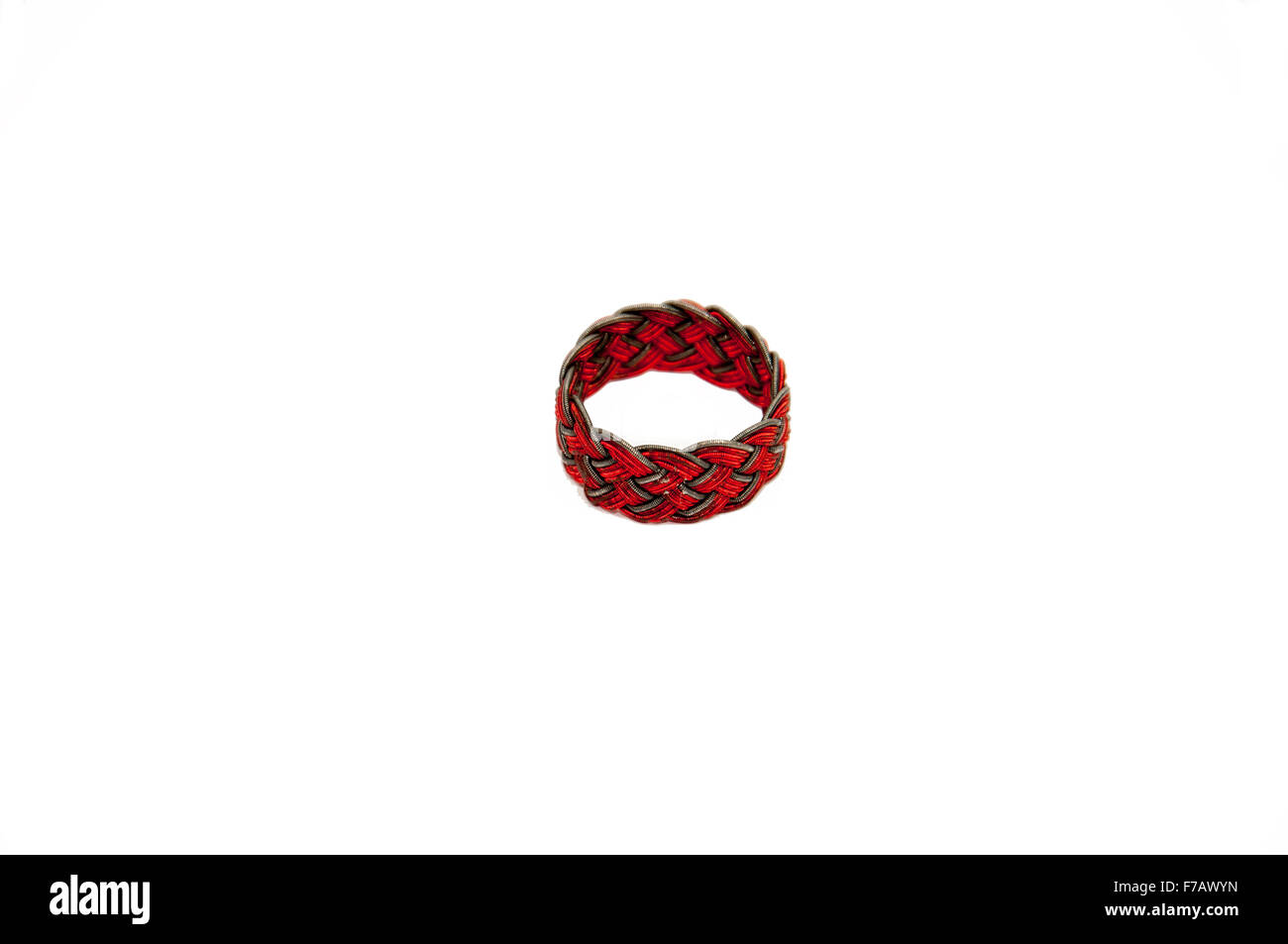 Matériel d'osier rouge et anneau noir isolé par fond blanc Banque D'Images