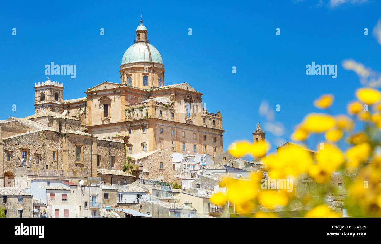 Piaza Armerina, vue sur cathédrale baroque de 1768, Sicile, Italie Banque D'Images