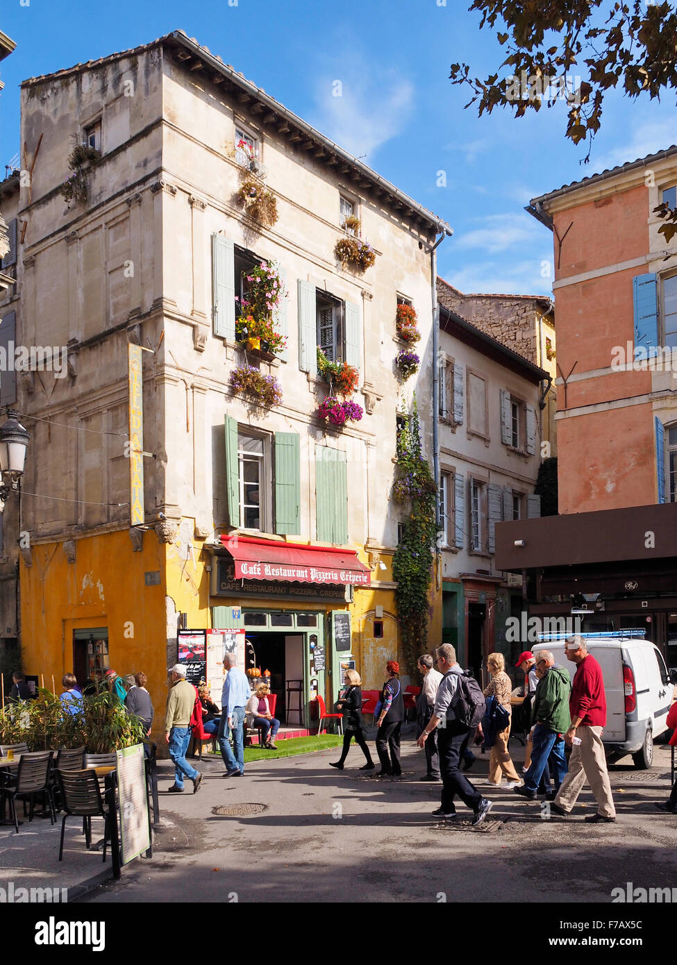 Vue sur la rue d'Arles en France Banque D'Images