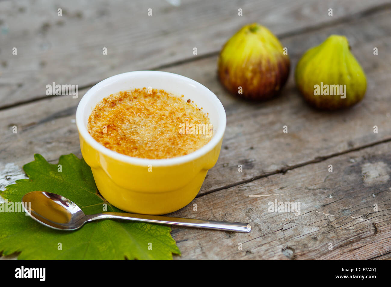 L'alimentation saine : Delicious french dessert crème brûlée, crème brûlée, crème catalane, Trinity en crème Bol en porcelaine jaune sur bois Banque D'Images