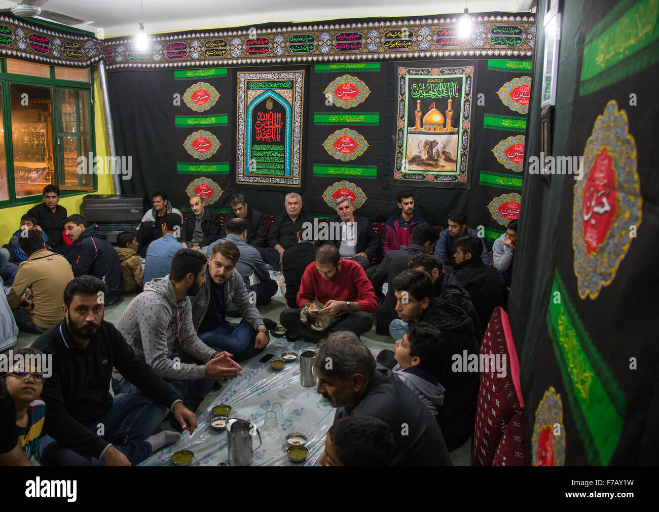 Les hommes musulmans chiites iraniens ayant un Nazri Diner de bienfaisance au cours de Muharram Achoura avant les Fêtes, Province de Golestan, Gorgan, Iran Banque D'Images
