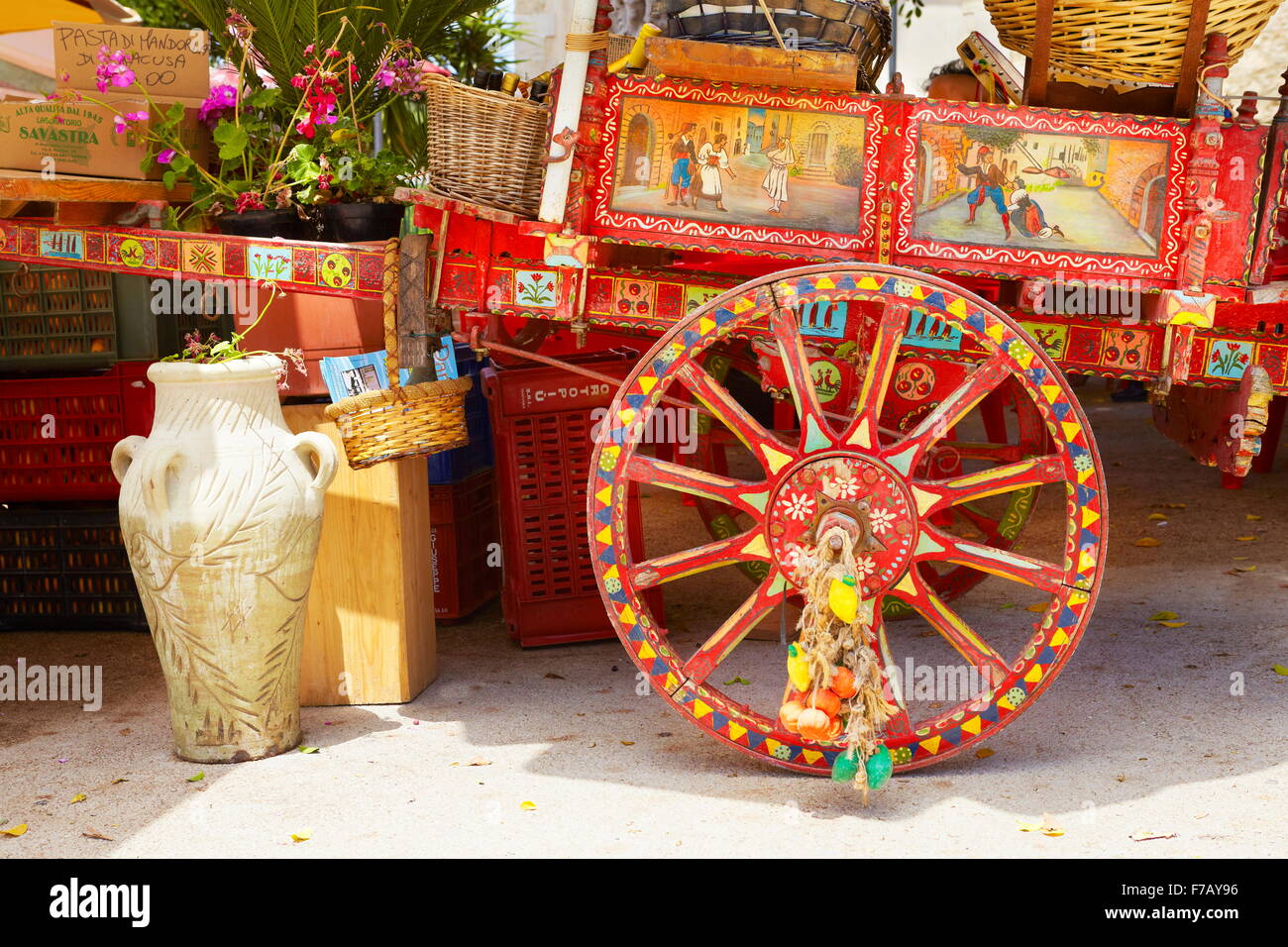 Coloré décoré panier rural sicilien traditionnel, calèche, décoration de la rue, l'île de Sicile, Italie Banque D'Images