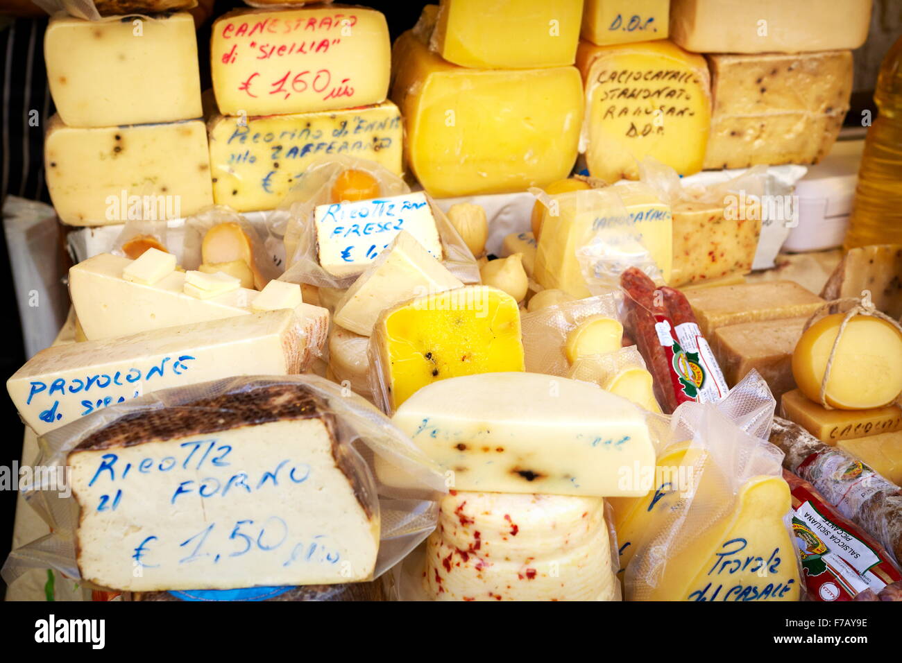 Fromage sicilien - de nombreux types de fromages traditionnels siciliens, food market d'Ortigia, Syracuse, Sicile, Italie Banque D'Images