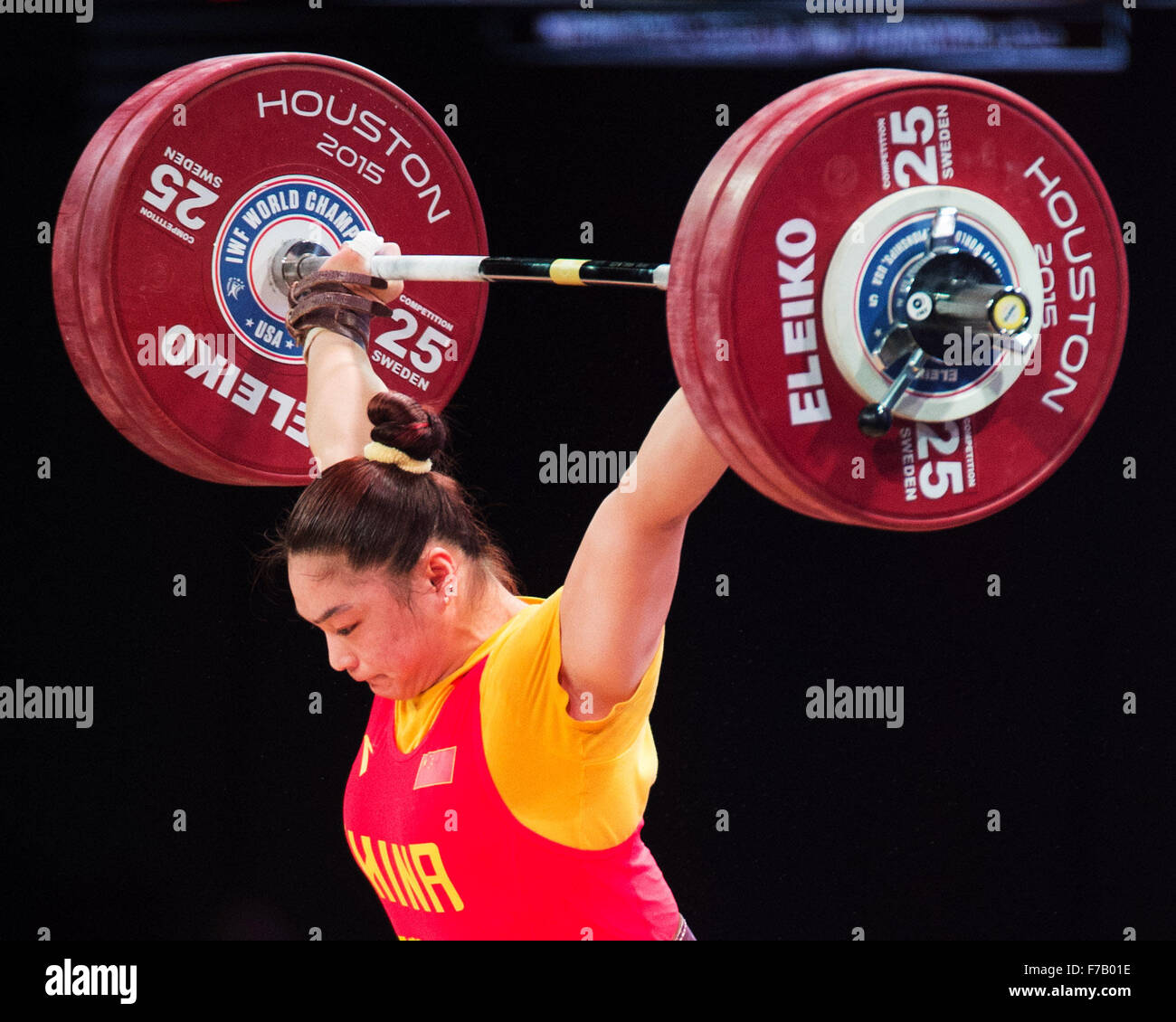 Houston, Texas, USA. 26 novembre 2015 : Kang Yue de la Chine remporte la médaille d'or à l'arraché dans le Women's 75kg aux Championnats du monde d'haltérophilie à l'à Houston, Texas. Credit : Brent Clark/Alamy Live News Banque D'Images