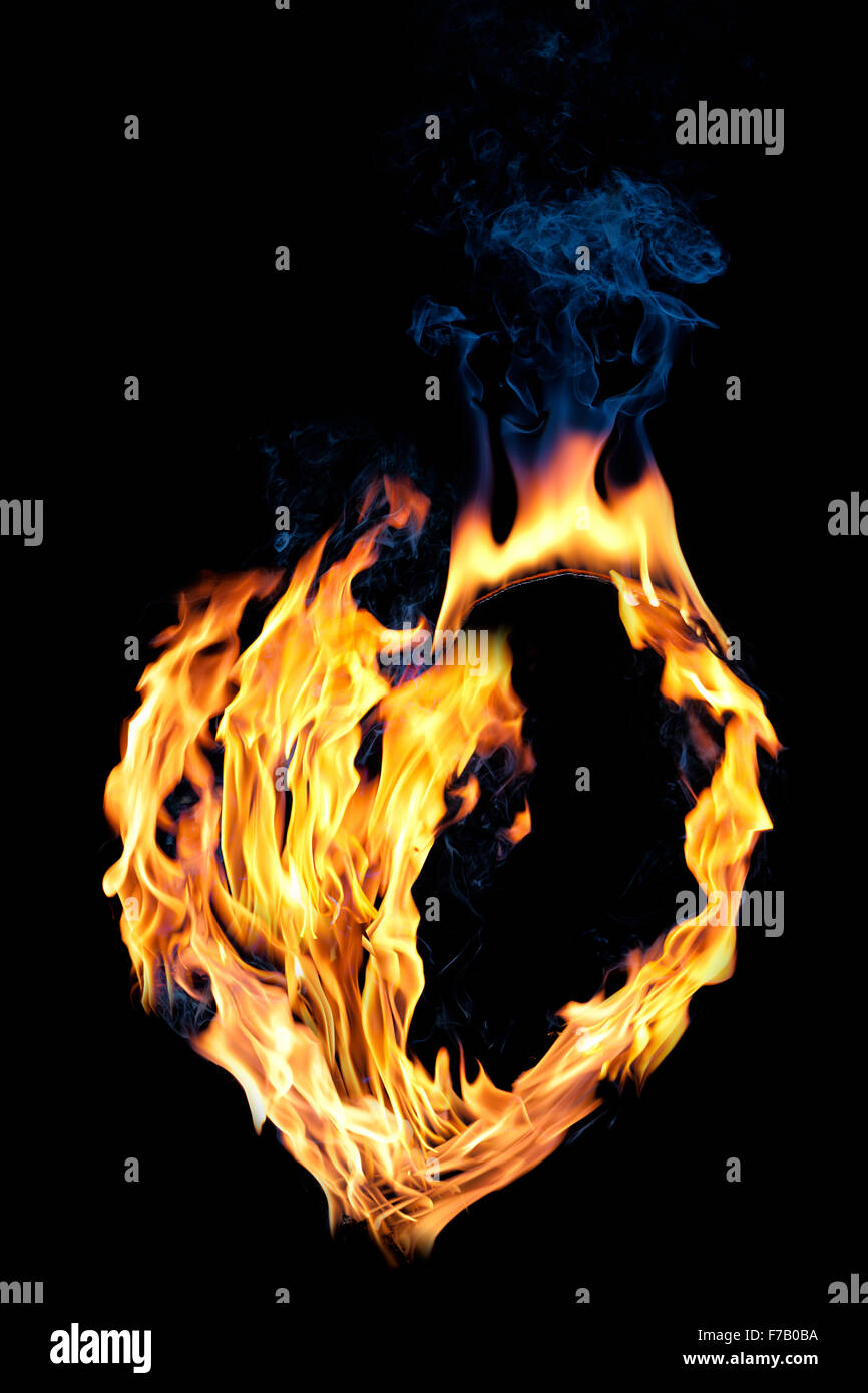 Concept : l'amour. Le feu à moitié vide en forme de coeur sur fond noir Banque D'Images