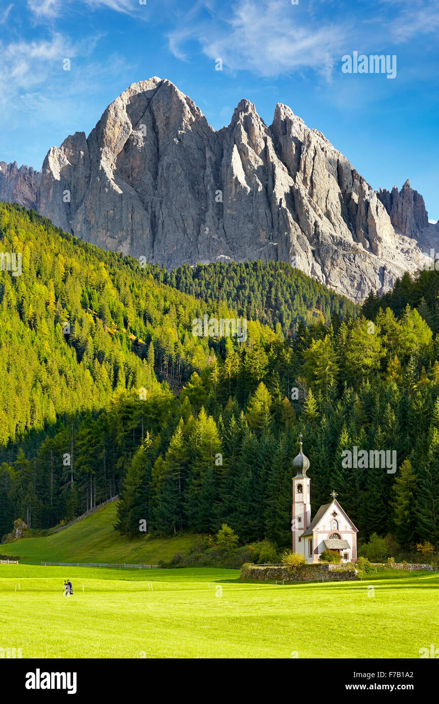 L'église St Johann, Val Di Funes, paysage des Dolomites, Alpes, Tyrol, Italie Banque D'Images