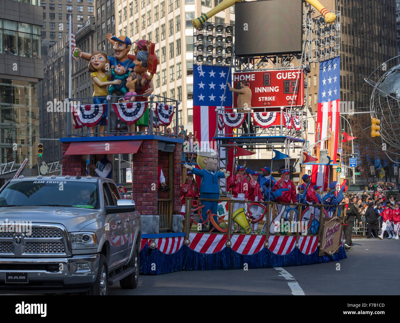 New York, NY USA - 26 novembre 2015 : Andy Grammer rides flottent à la 89e assemblée annuelle de Macy's Thanksgiving Day Parade sur Columbus Circle Banque D'Images