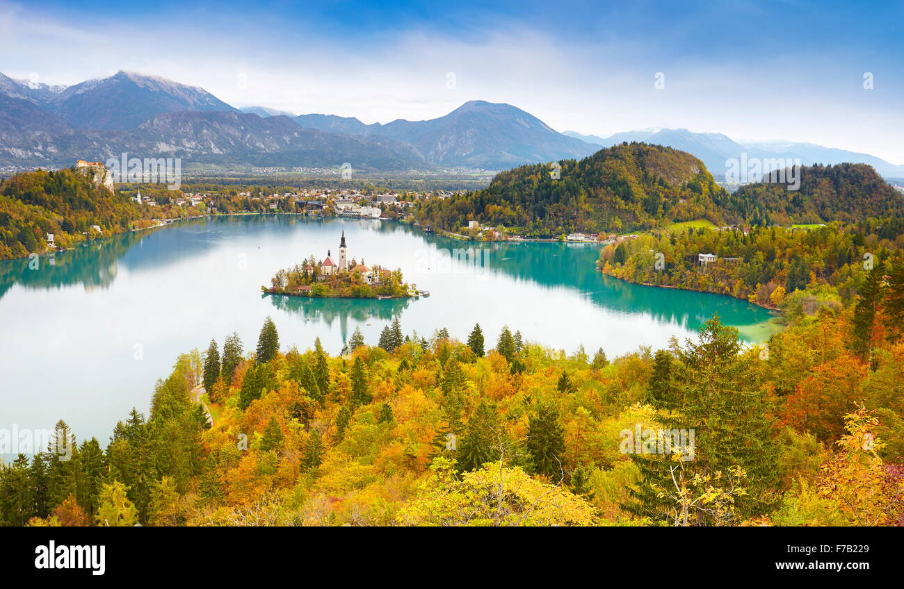 Le lac de Bled en couleurs de l'automne, les Alpes Juliennes, en Slovénie Banque D'Images