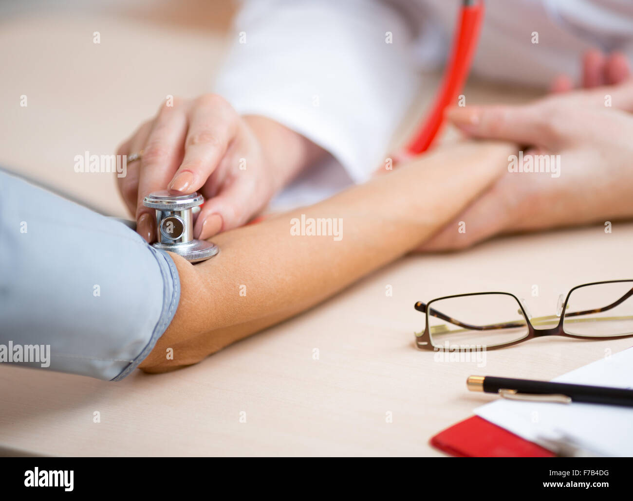 Médecin la mesure de la pression artérielle d'un patient Banque D'Images