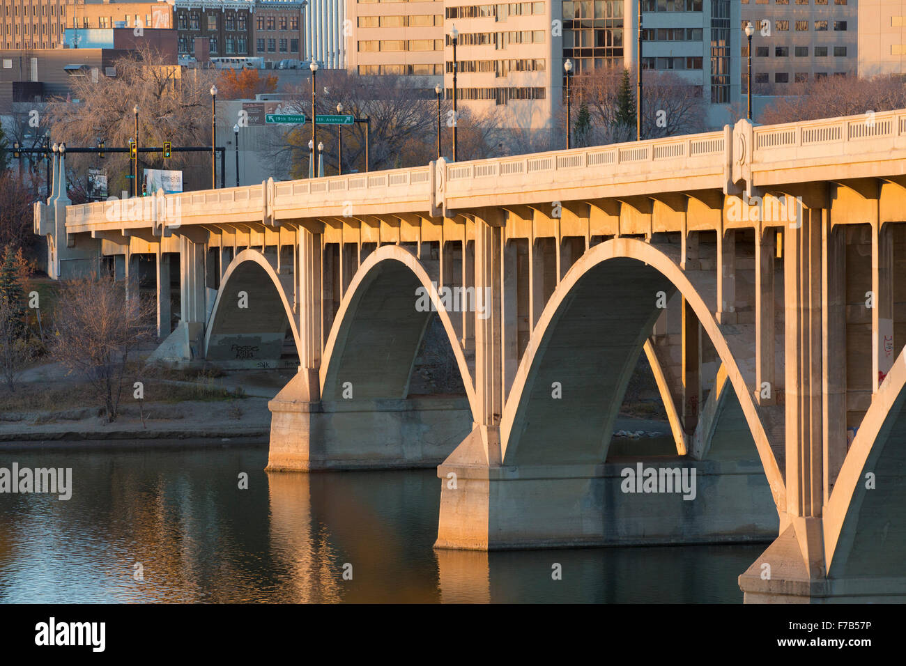 Pont Broadway menant au centre-ville de Saskatoon. Le pont a été construit en 1932 comme un projet de création d'emplois au cours de la grande dépression. Banque D'Images