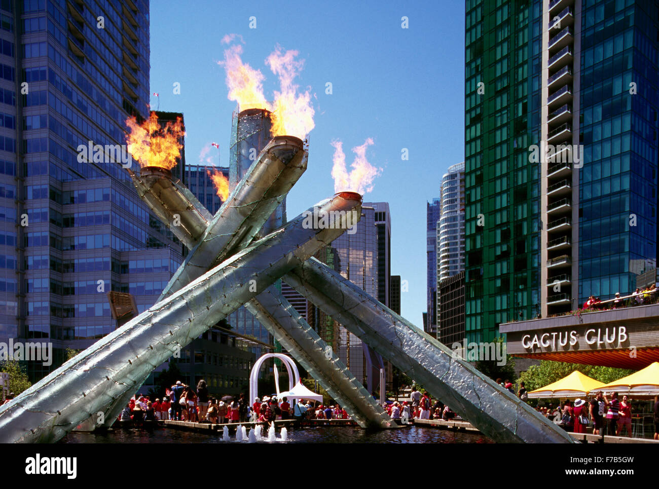 Vasque olympique lors de Jack Poole Plaza, Vancouver, BC, en Colombie-Britannique, Canada - allumé pour la fête du Canada (1er juillet) Banque D'Images