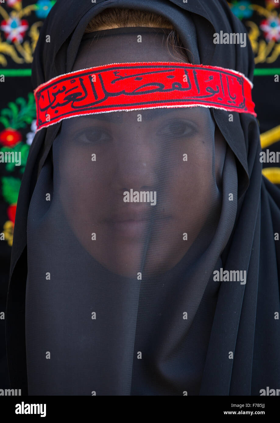 Femme musulmane chiite iranien deuil Imam Hussein Le jour de Tasua avec son visage couvert par un voile, la province du Lorestan, Khorramabad, Iran Banque D'Images