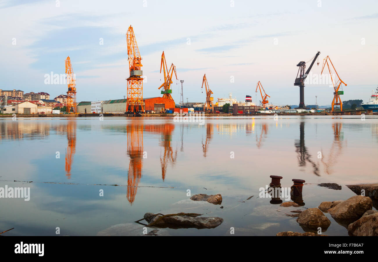 Matin voir des grues dans le port de fret de Maliano. Santander, Espagne Banque D'Images