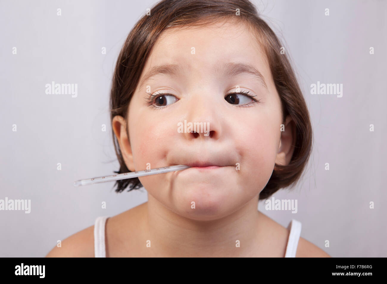 Petite fille avec un mercure clinique-en-thermomètre de verre dans la bouche  Photo Stock - Alamy