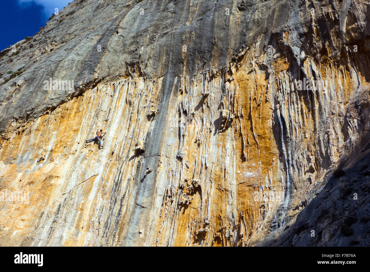 Escalade sur falaise ensoleillée, l'escalade sportive, Grèce Banque D'Images