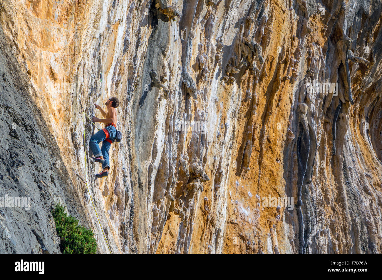 Escalade sur falaise ensoleillée, l'escalade sportive, Kalymnos, Grèce Banque D'Images