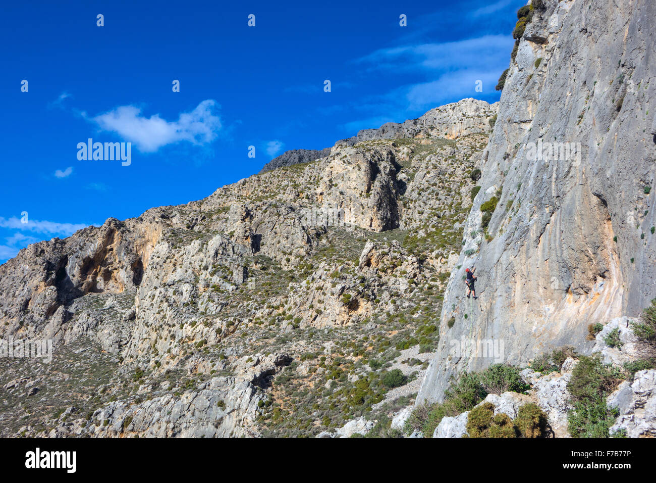 Escalade sur falaise calcaire ensoleillée, l'escalade sportive, Grèce Banque D'Images
