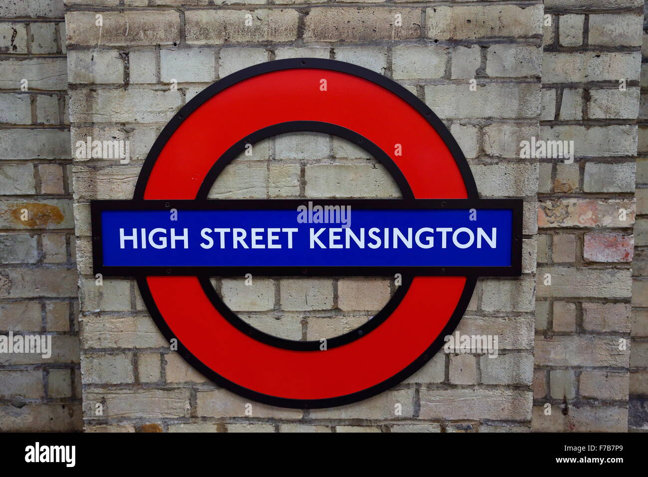 Panneau souterrain de la station High Street Kensington, Londres, Royaume-Uni Banque D'Images