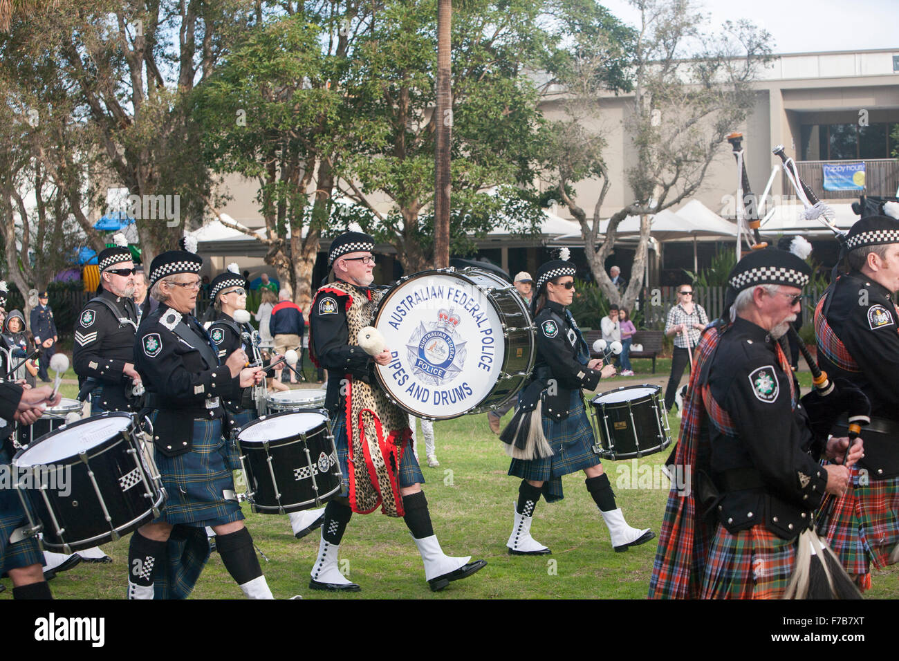 Australian Federal police Pipes and Drums Band se produisent lors d'un tatouage militaire à Sydney, en Nouvelle-Galles du Sud, en Australie Banque D'Images