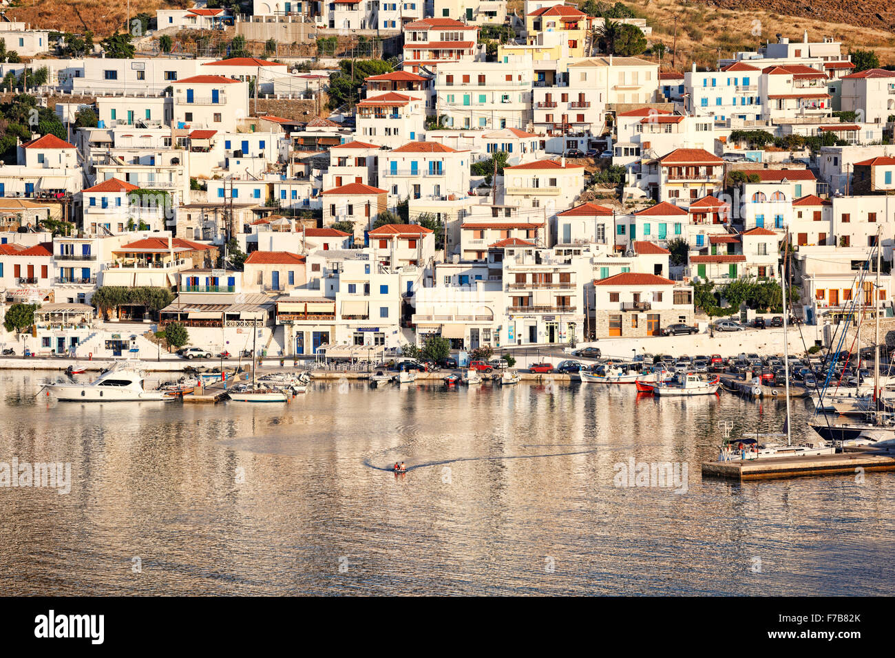 Le pittoresque village de Batsi à Andros, en Grèce Banque D'Images