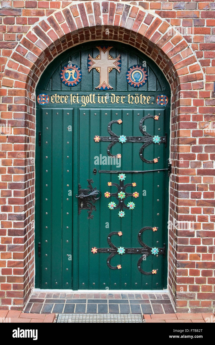 Gros plan sur une ancienne porte de l'église décorée, Banque D'Images