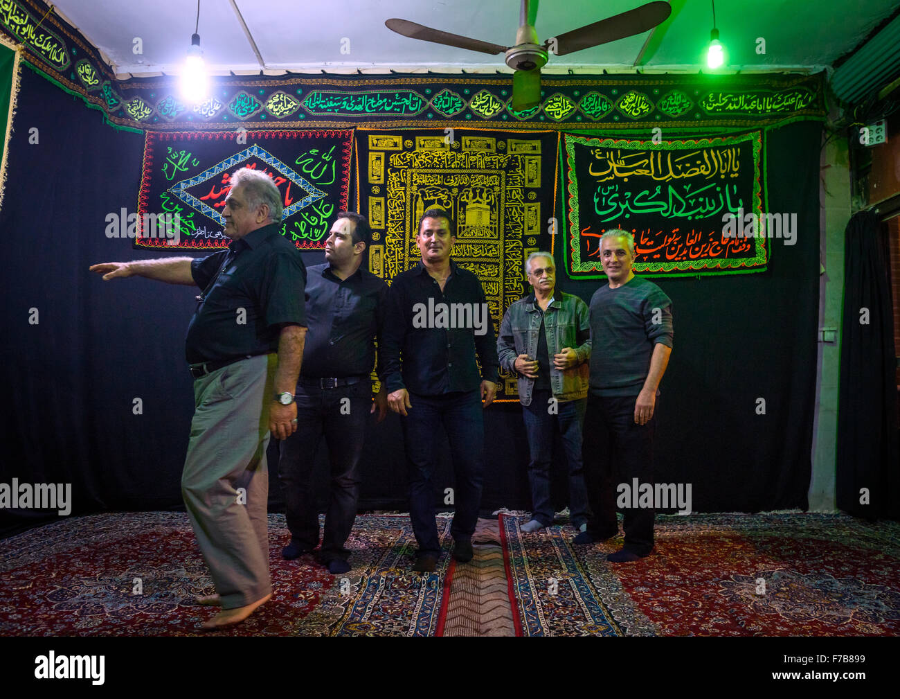 Les hommes musulmans chiites iraniens ayant une réunion au cours de Muharram Achoura avant les Fêtes, Province de Golestan, Gorgan, Iran Banque D'Images