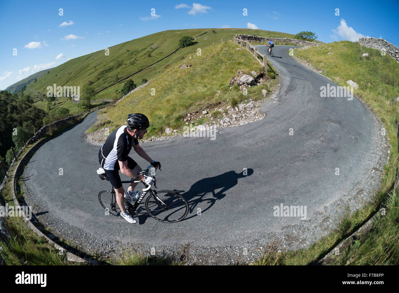 À vélo dans le Parc National des Yorkshire Dales, au Royaume-Uni. Deux coureurs randonnées le parc Rash virage en épingle avec des dégradés entre 25 à 30  %. Banque D'Images À vélo dans le Parc National des Yorkshire Dales, au Royaume-Uni. Deux coureurs randonnées le parc Rash virage en épingle avec des dégradés entre 25 à 30  %. Banque D'Images