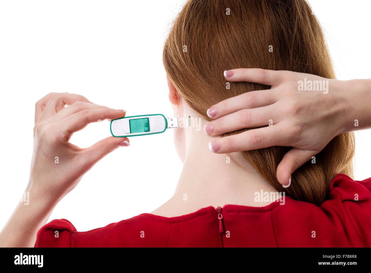 Femme de brancher une clé usb dans son cerveau Banque D'Images