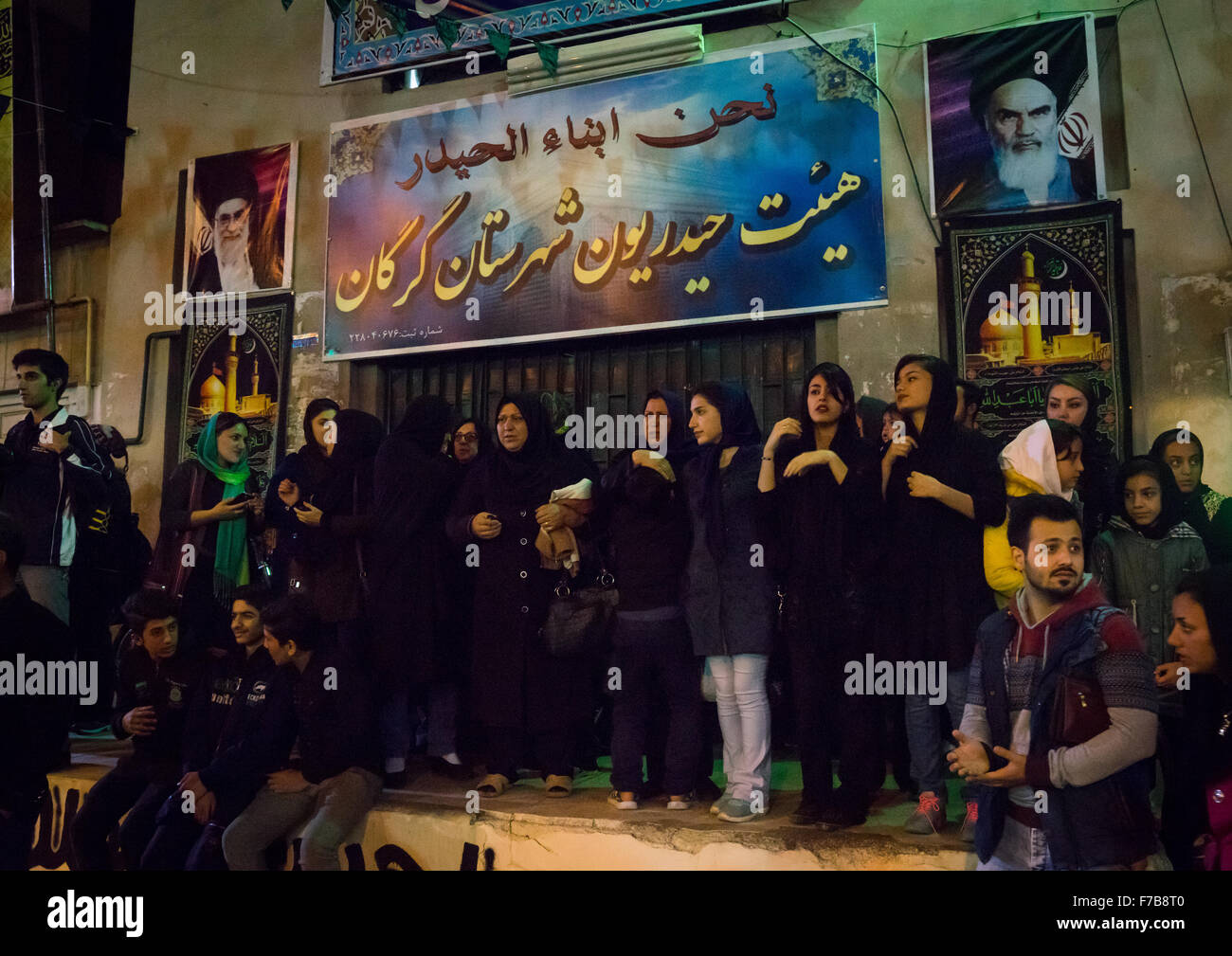 Les musulmans chiites iraniens les hommes et les femmes en cours de Ashura, le jour de la mort de l'Imam Hussein, le Golestan Province, Gorgan, Iran Banque D'Images