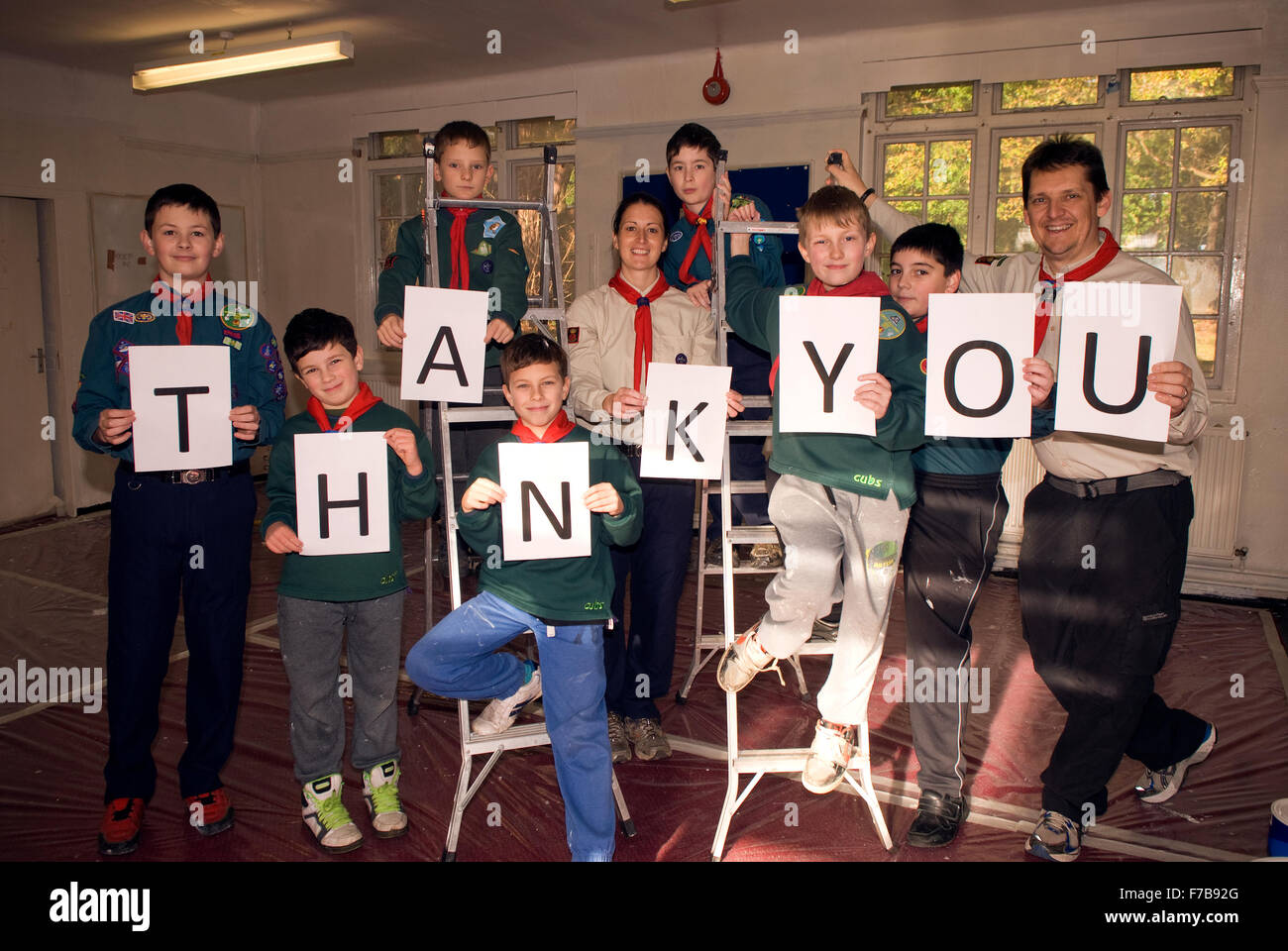 Un groupe scout local Cub et dire "merci" aux bénévoles et sponsors pour leur aide pour aider à la remise à neuf de leur nouvelle maison, Bordon... Banque D'Images