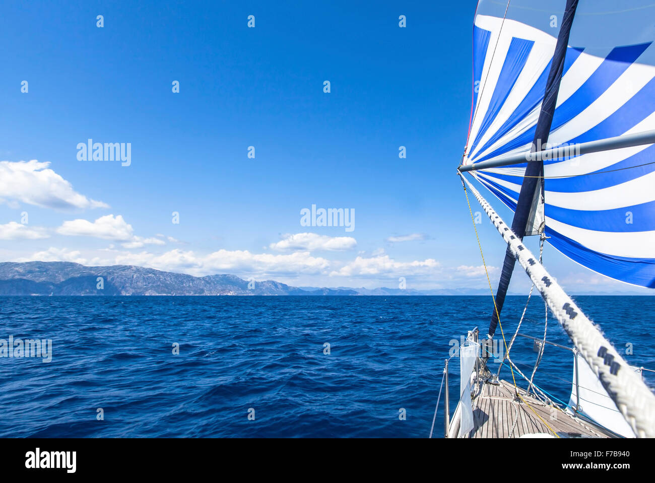 Bateau à voile yachts à voiles blanc bleu dans la mer. Bateaux de luxe. Banque D'Images
