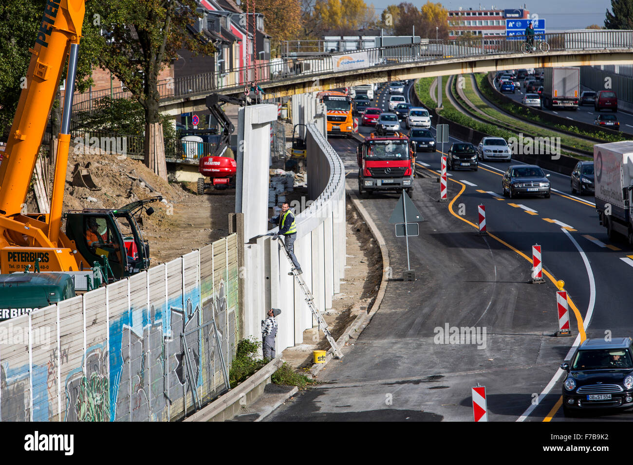 Construction d'un mur antibruit, le long d'une autoroute, l'autoroute A40, à Essen, Allemagne Banque D'Images