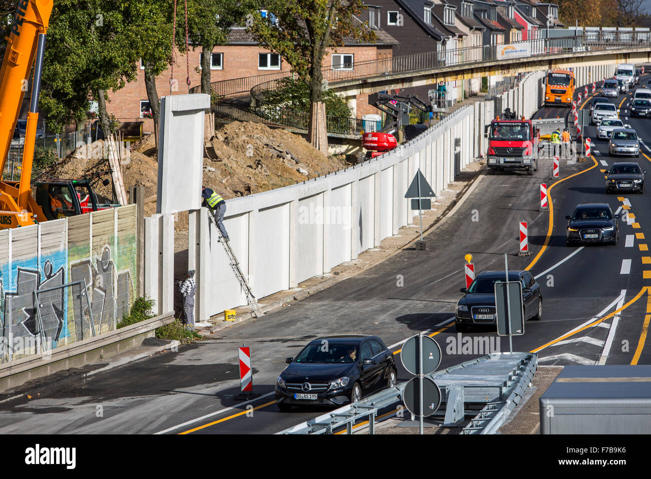 Construction d'un mur antibruit, le long d'une autoroute, l'autoroute A40, à Essen, Allemagne Banque D'Images